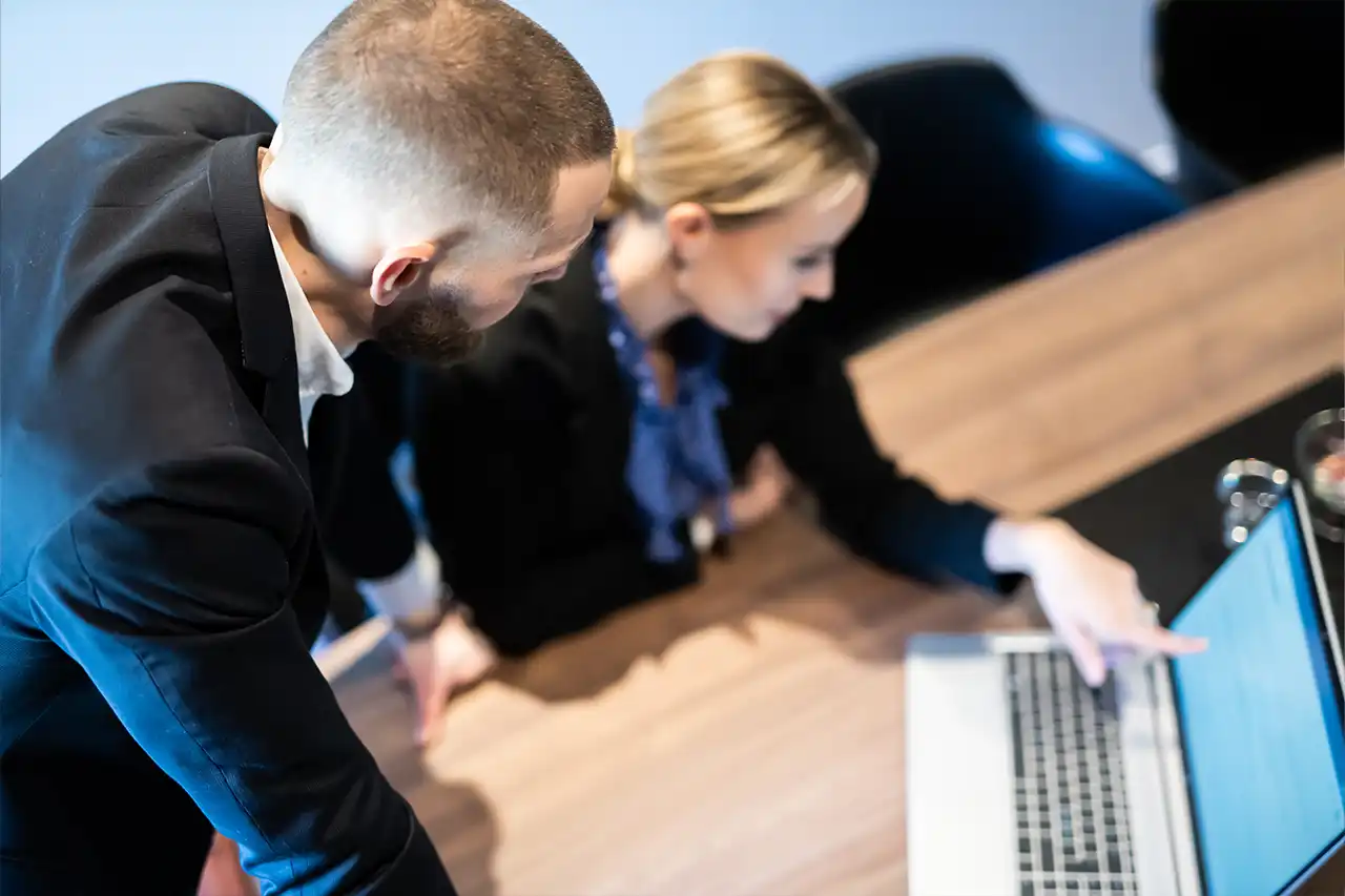 Konferens - konferensgäster diskuterar framför datorn